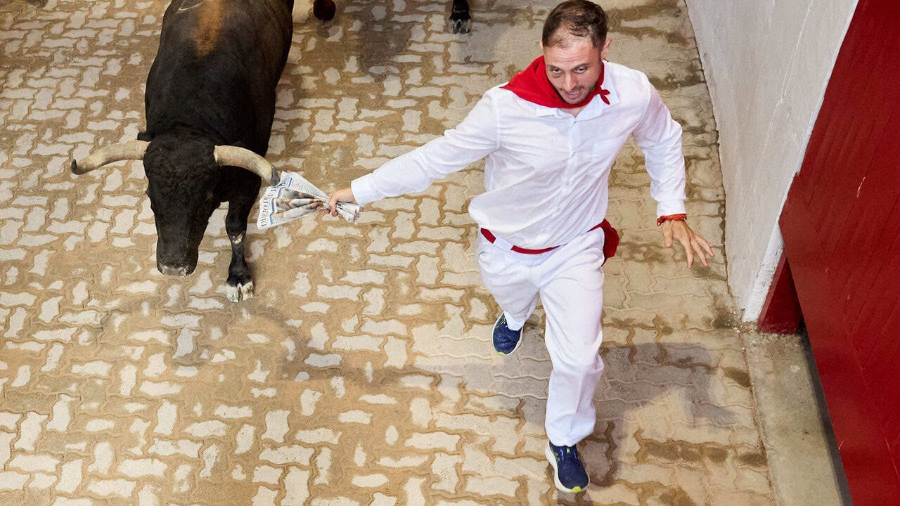 Octavo y &uacute;ltimo encierro de San Ferm&iacute;n 2026 con toros de la ganader&iacute;a de Jandilla en el tramo del callej&oacute;n y entrada a la plaza. I&Ntilde;IGO ALZUGARAY