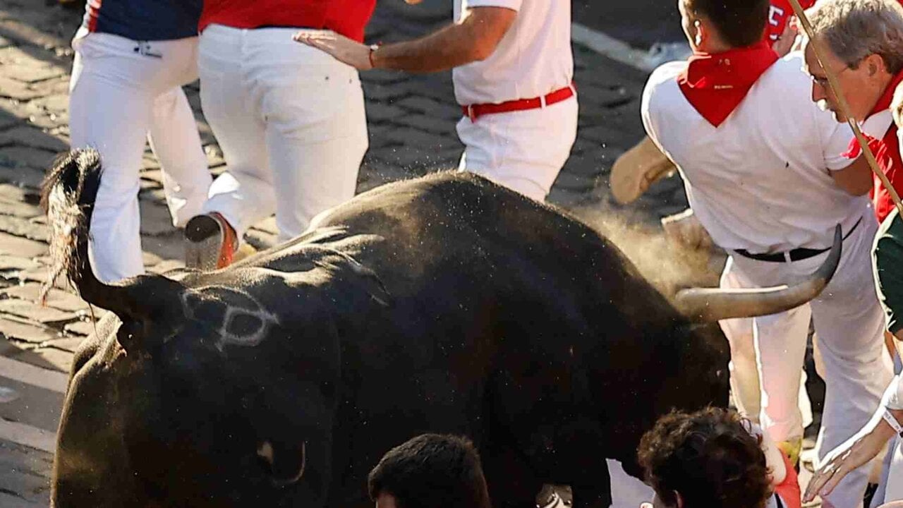 Un toro de la ganader&iacute;a extreme&ntilde;a de Jandilla embiste a varios mozos al principio de la calle Mercaderes, durante el &uacute;ltimo encierro de los Sanfermines 2026, este martes en Pamplona. EFE/Villar L&oacute;pez