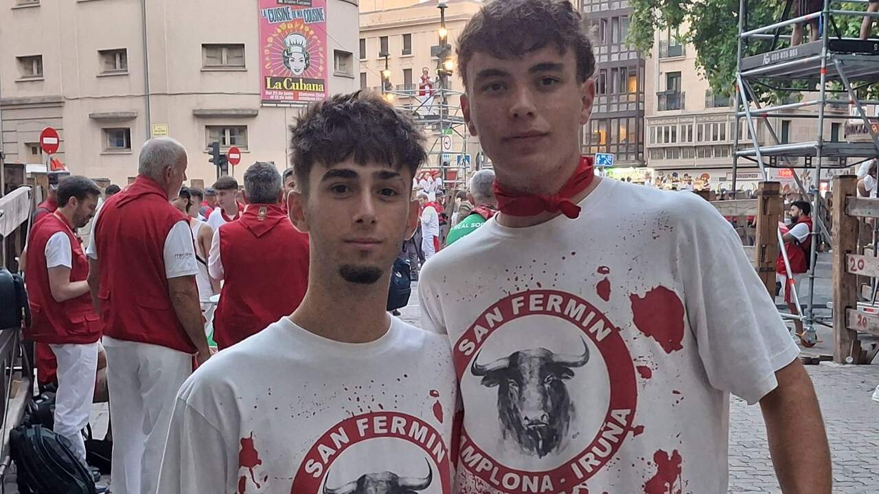 Dos amigos de Valladolid cumplen el sueño de correr el encierro: 