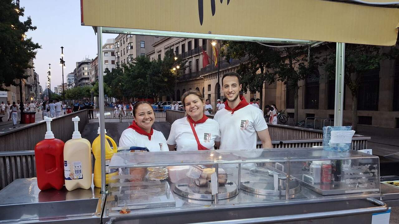 Mientras miles disfrutan, ellos no paran de vender perritos calientes toda la noche de San Fermín