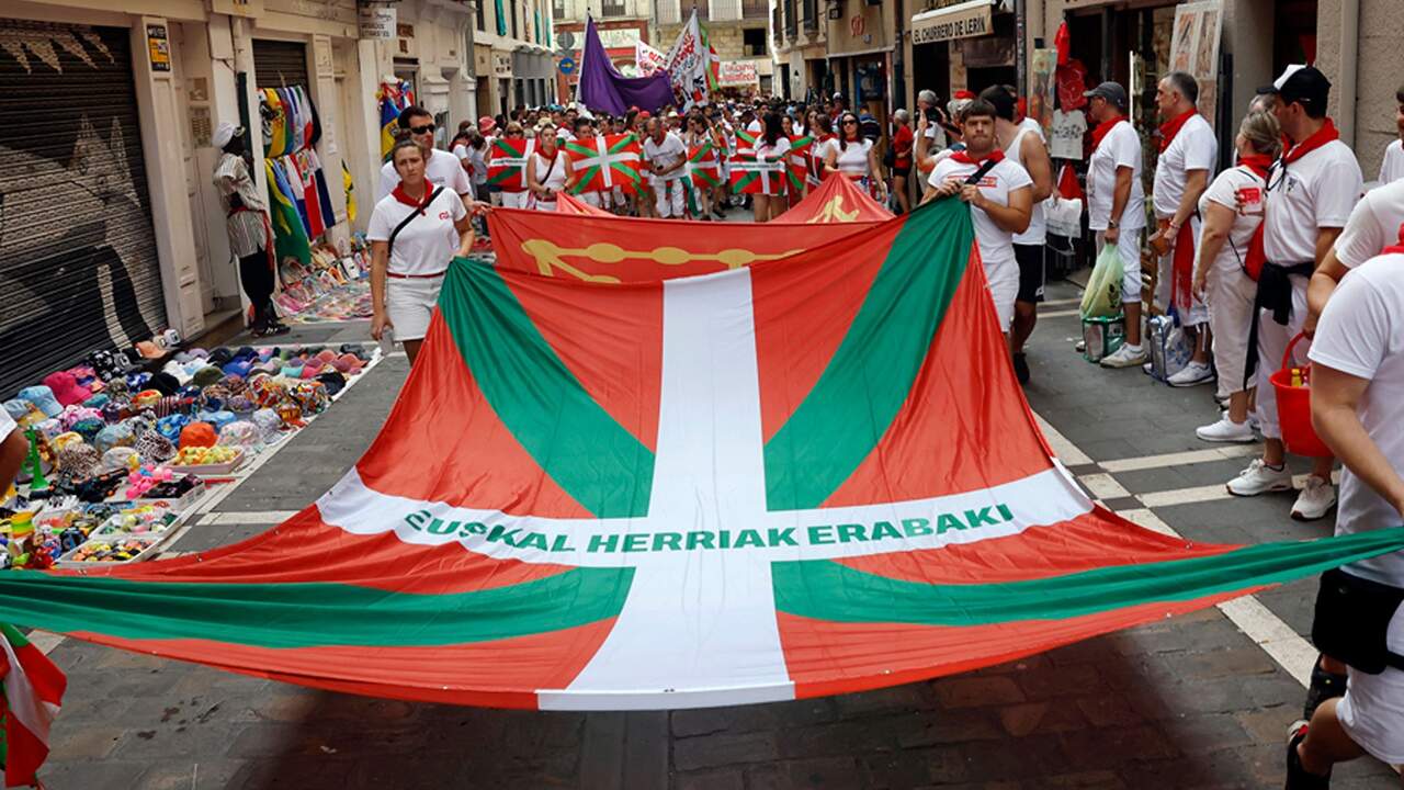 Los abertzales despliegan una ikurriña gigante en San Fermín coincidiendo con el partido de la Selección Española