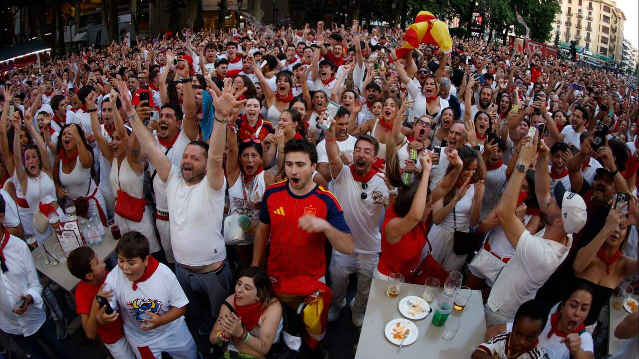 Pamplona se vuelca con España: una multitud sigue en la calle la semifinal del Mundial ante Francia en San Fermín