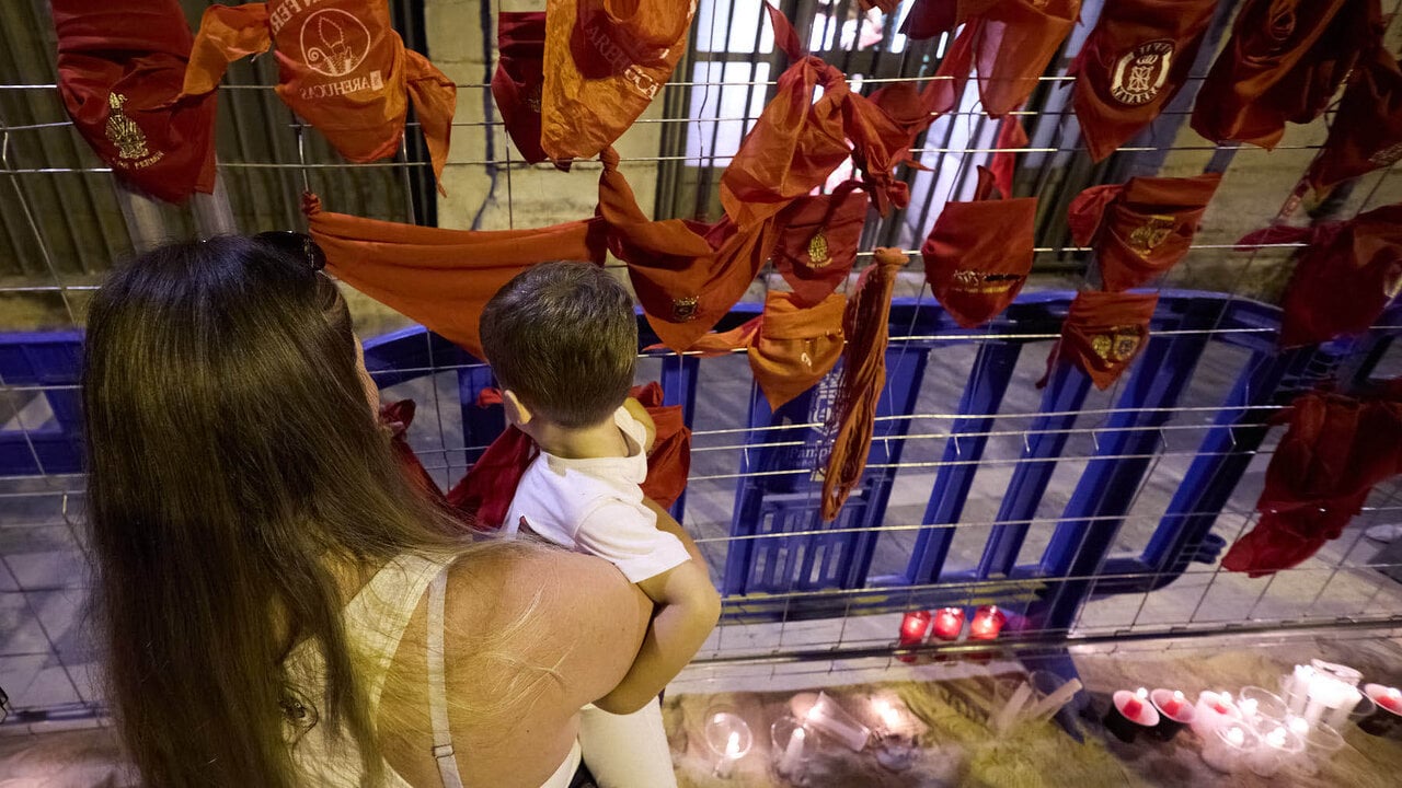 Cientos de personas depositan sus velas y pa&ntilde;uelos frente a la Iglesia de San Lorenzo momentos despu&eacute;s del Pobre de m&iacute; con el que finalizan los nueve d&iacute;as de las Fiestas de San Ferm&iacute;n 2026. I&Ntilde;IGO ALZUGARAY
