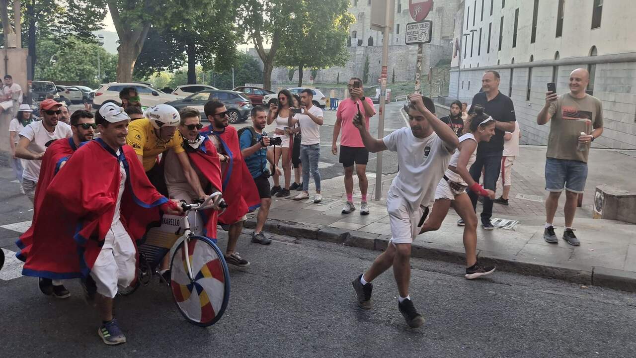 Pamplona cambia los toros por una bicicleta en el 'Encierro de la Villavesa' que despide San Fermín