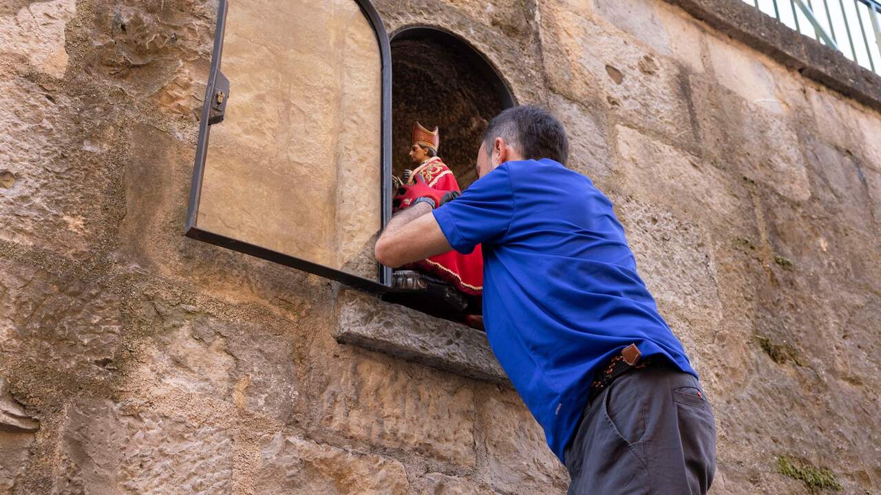 San Fermín recupera su hornacina en Santo Domingo y cierra uno de los últimos gestos de las fiestas de Pamplona