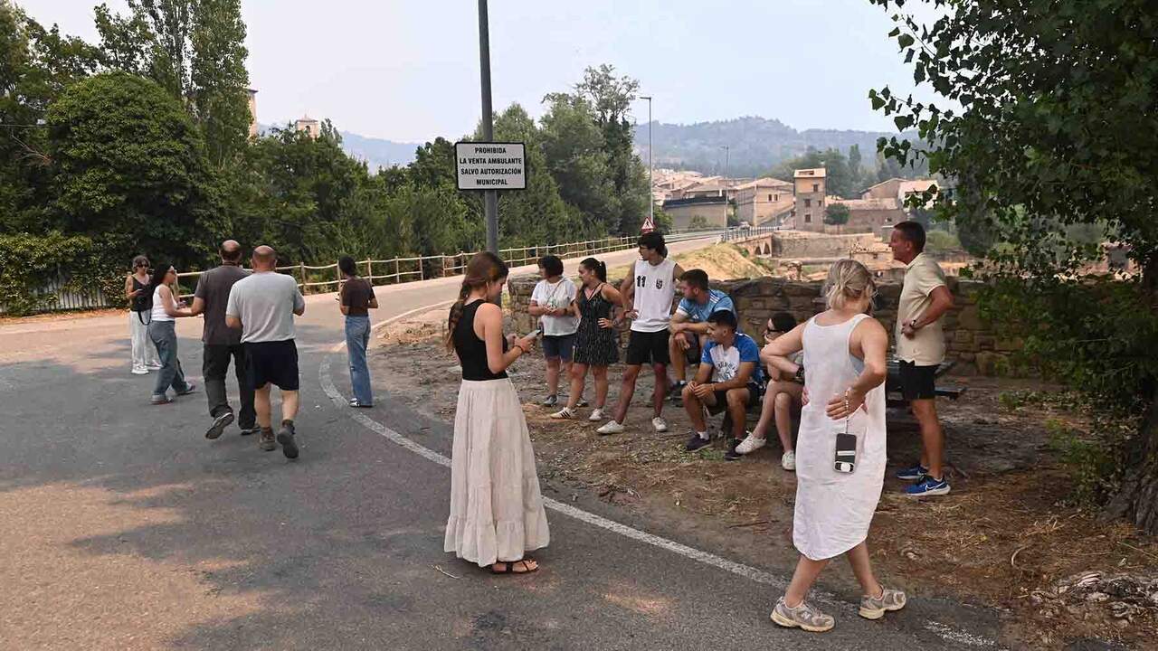 Permiten a los vecinos de Petilla volver a casa a por medicinas: el incendio ya supera las 15.000 hectáreas afectadas