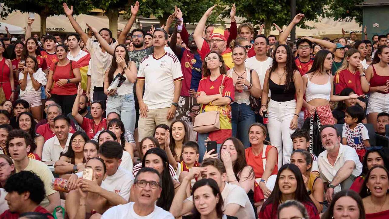 Aficionados de la selecci&oacute;n espa&ntilde;ola durante  la final del Mundial de f&uacute;tbol 2026, en la plaza del Castillo, a 19 de julio de 2026, en Pamplona, Navarra (Espa&ntilde;a). El delantero Nico Williams y el centrocampista Mikel Merino son naturales de Pamplona. El partido enfrenta a las selecciones de Espa&ntilde;a y Argentina en la final de la Copa del Mundo para ver qui&eacute;n se hace con el trofeo. El combinado espa&ntilde;ol enfrenta la segunda final de su historia, mientras que los argentinos repiten este a&ntilde;o tras disputar la final del Mundial de Qatar 2022, del que salieron campeones.

Eduardo Sanz / Europa Press
19/7/2026