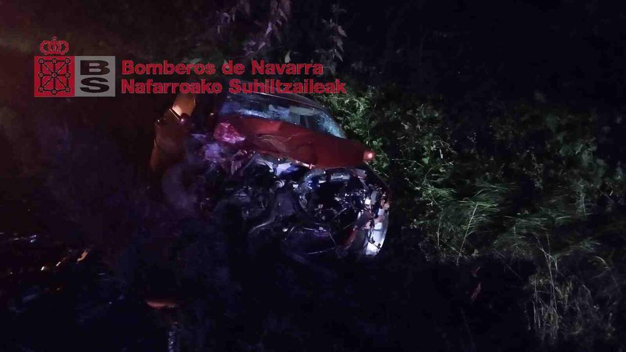 Un conductor de 38 años, herido grave tras chocar contra un camión en un pueblo de Navarra