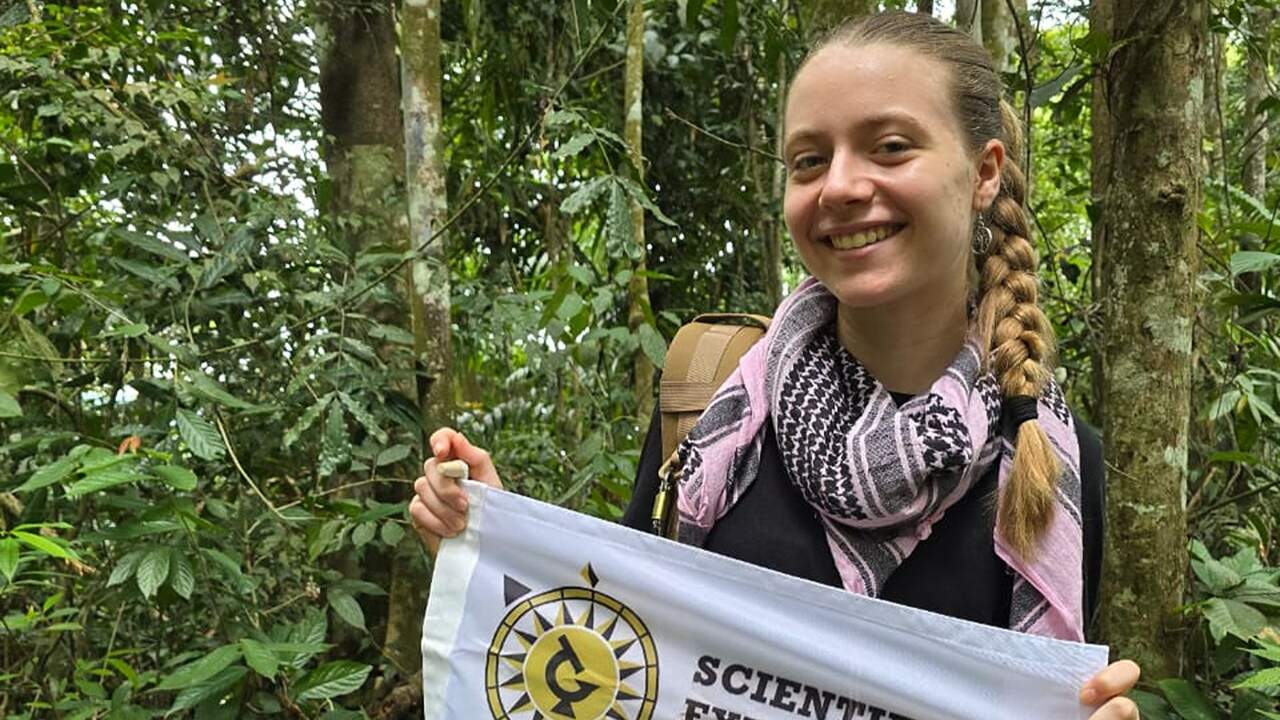 Una joven navarra de 14 años recibe un prestigioso premio científico mientras trabaja en plena selva tropical de Sumatra