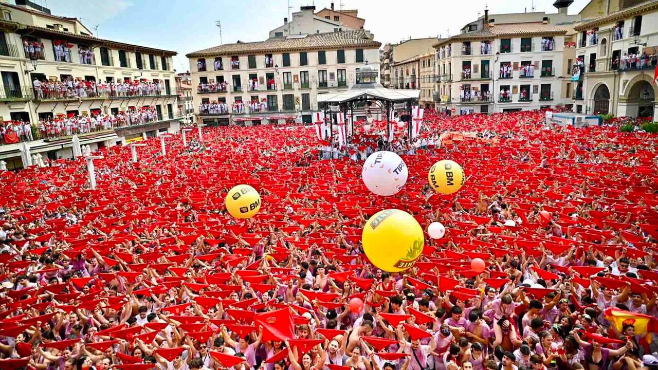 Una plaza abarrotada, banderas de Navarra y España y pañuelos al aire: Tudela ya está de fiesta por Santa Ana