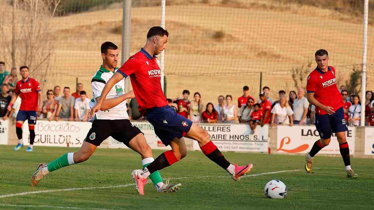Raúl García (c), de Osasuna, marca el primer gol de su equipo durante el partido amistoso de pretemporada que Osasuna y Racing disputan este viernes en la localidad navarra de Mendigorría. EFE/ Villar López