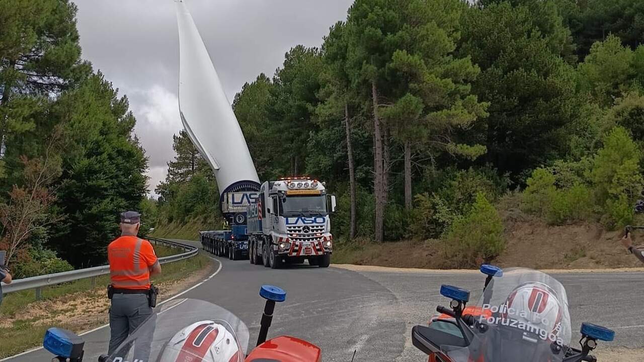 Policía Foral escolta hasta un pueblo navarro las enormes palas eólicas que recorren estos días las carreteras de Navarra