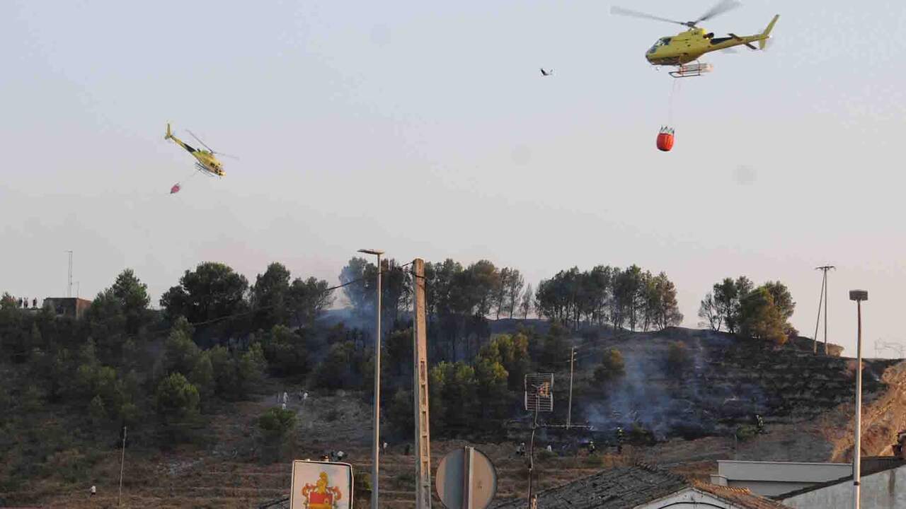 Dos helicópteros y bomberos de tres parques, movilizados por un incendio forestal cerca de Caparroso
