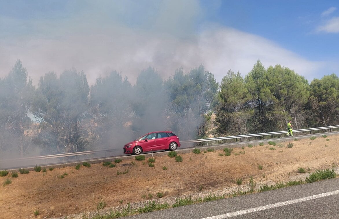 Un incendio obliga a cortar la autopista A-15: dos helicópteros y varios parques de bomberos intervienen en el fuego