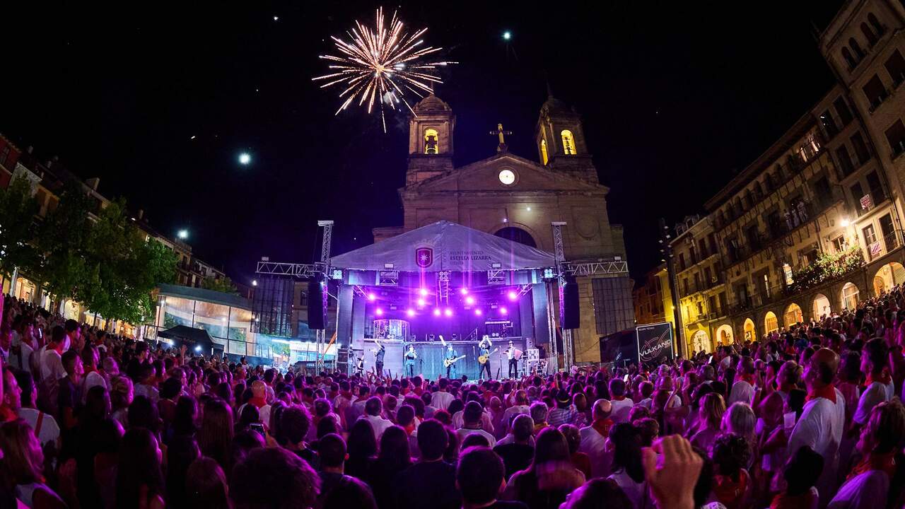 Puro Relajo pone a bailar a Estella en una noche festiva que ha terminado con dos bises y una larga ovación