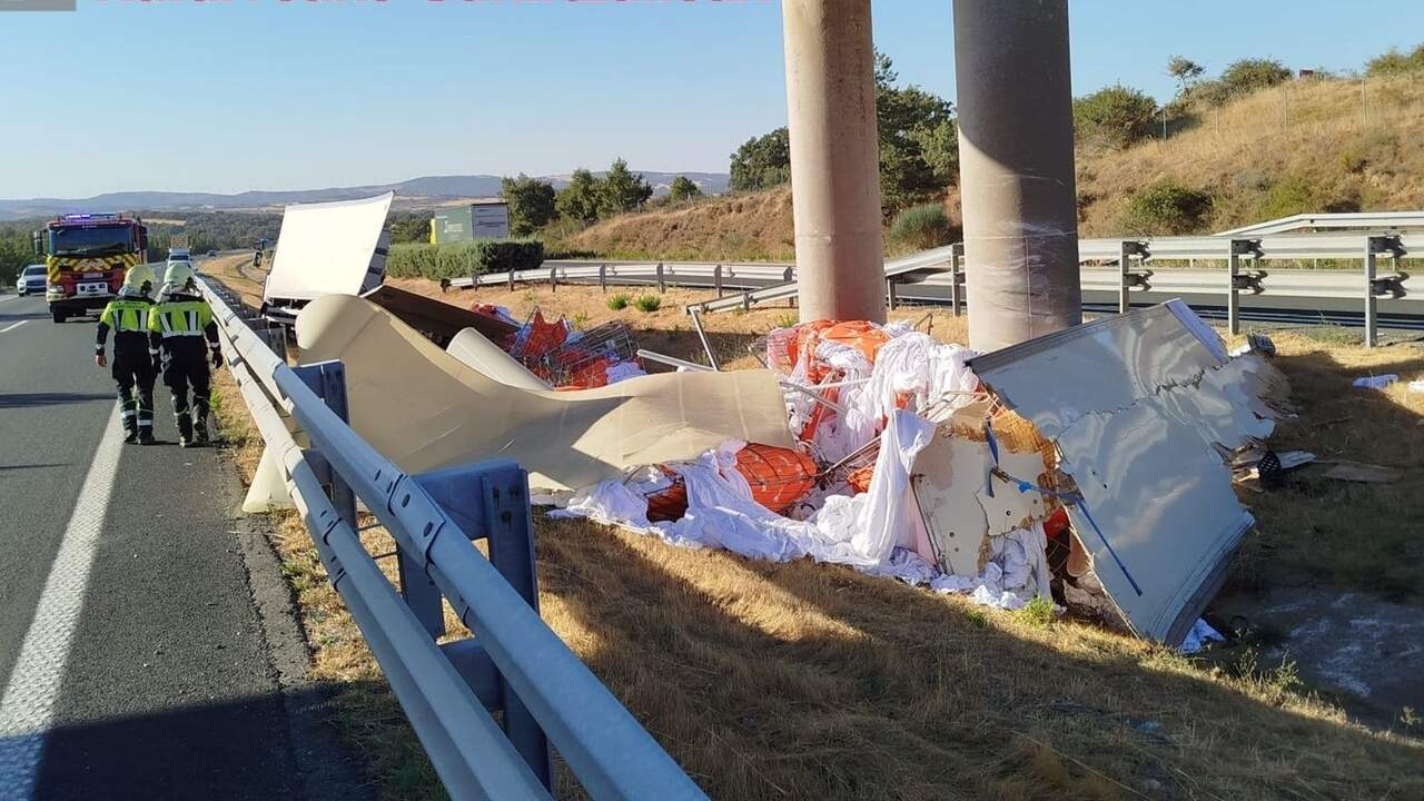 Un joven de 23 años ha resultado herido tras salirse de la vía un camión en la AP-15