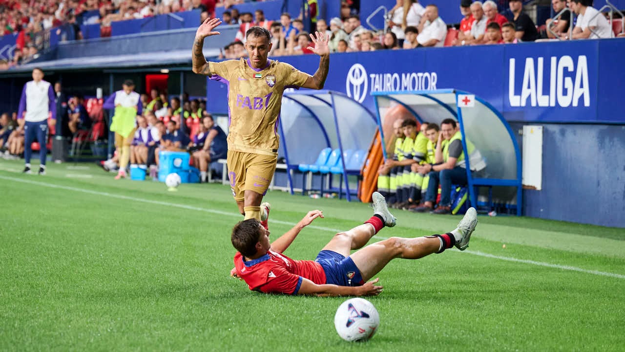 Osasuna se enfrenta al Al-Ain en el Sadar durante la pre temporada 2026-2027. PABLO LASAOSA