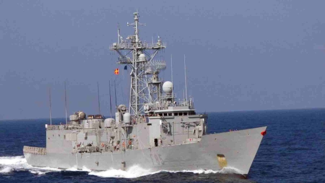 La fragata Navarra llega al Estrecho de Gibraltar para vigilar la frontera de Ceuta con Marruecos.