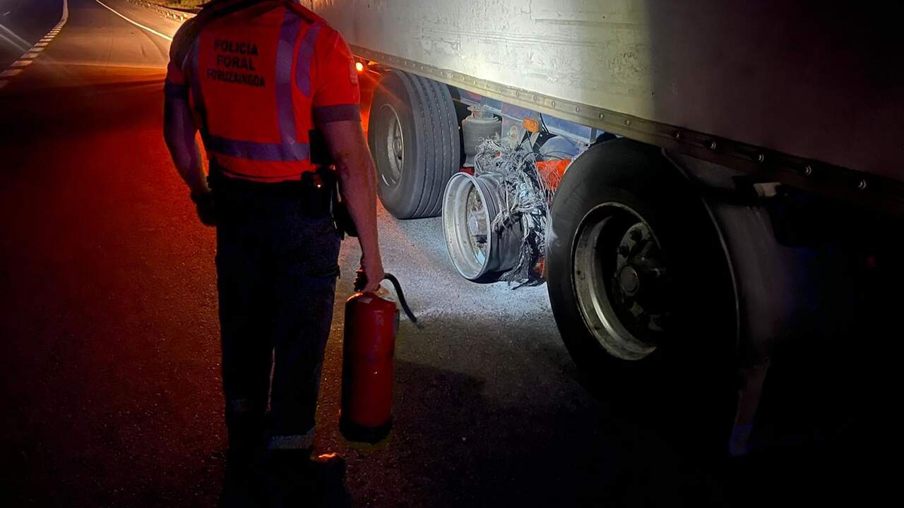 Un camión revienta dos ruedas en la A-68 y sigue circulando entre chispas: la Policía Foral evita la tragedia