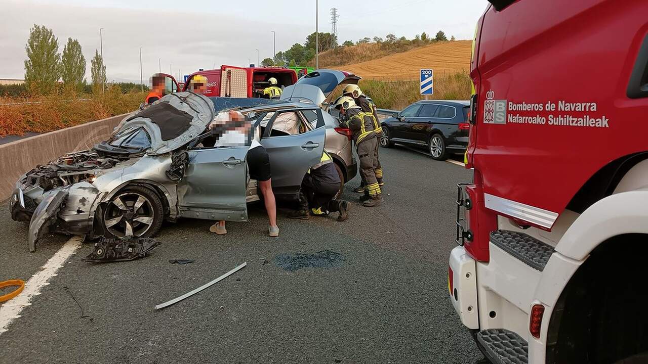 Rescatan a un conductor atrapado tras un fuerte accidente entre un coche y un camión en la A-21 en Noáin