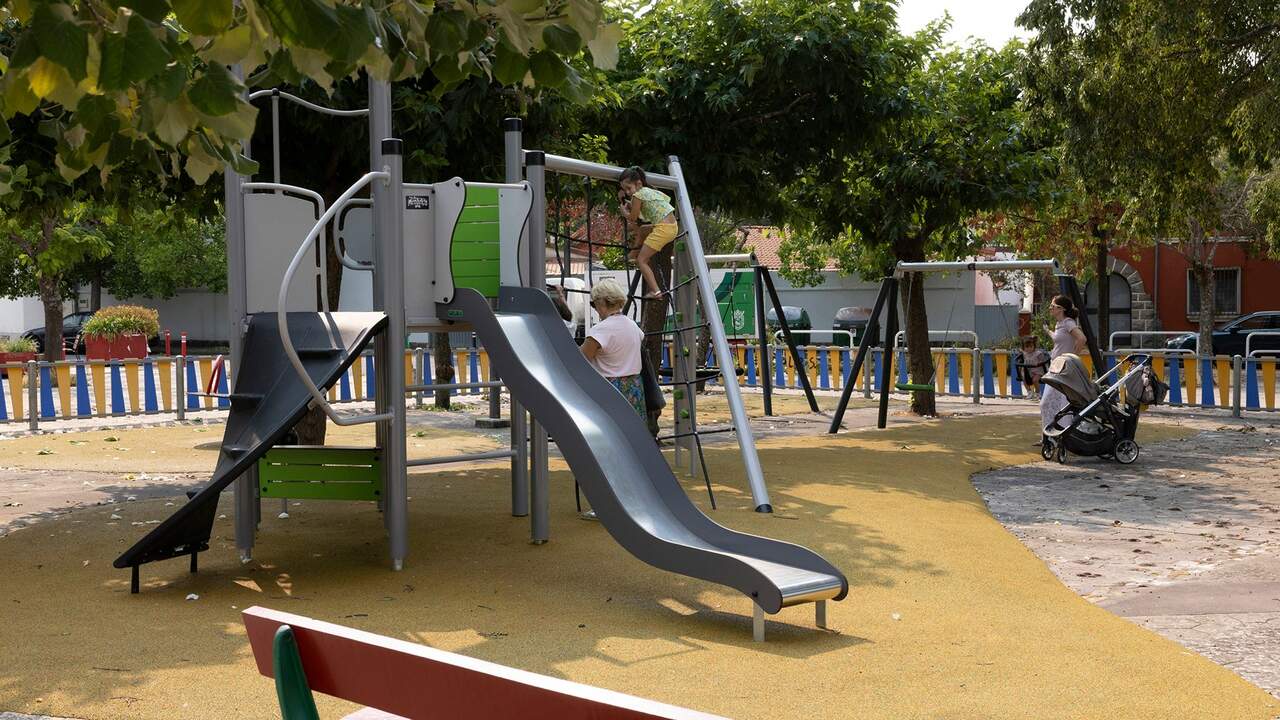 Pamplona transforma un parque infantil en la Chantrea con juegos por edades y un nuevo pavimento de seguridad