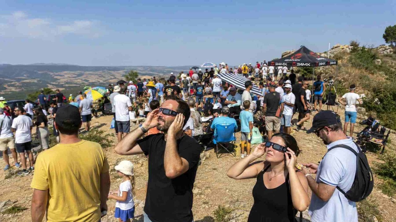 DIRECTO | Cuenta atrás para el eclipse solar en Navarra: ambiente, carreteras, fotos y la última hora del fenómeno histórico