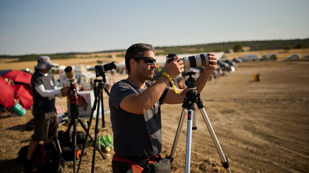 Miles de personas esperan en la localidad Navarra de Ler&iacute;n al eclipse. PABLO LASAOSA