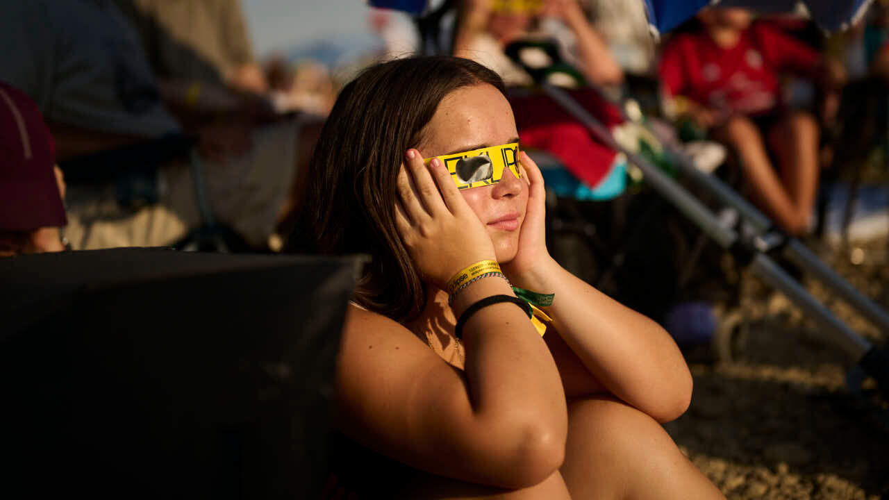 Miles de personas viven el eclipse en la localidad Navarra de Ler&iacute;n. PABLO LASAOSA