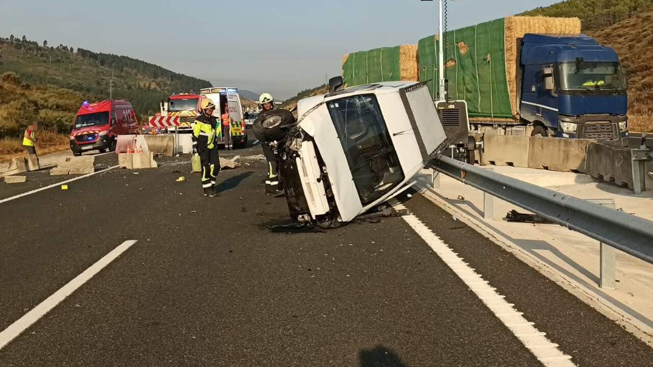 Una furgoneta vuelca y termina contra las barreras de hormigón en la A-21 en Navarra: hay un hombre herido