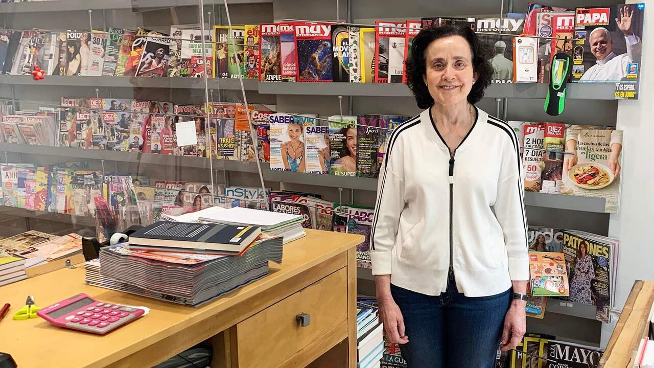 María, 30 años sonriendo en la librería de su barrio en Pamplona: “No tengo interés en jubilarme”