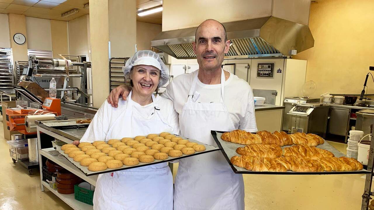 Olga y José Mari, la pareja que mantiene vivo su negocio centenario de pastas en un pueblo de Navarra