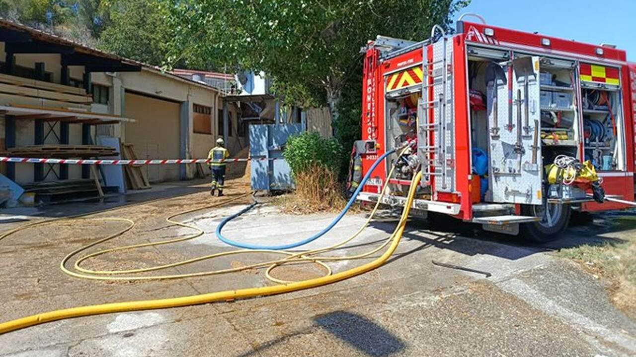 Susto en una empresa de Puente la Reina: arde una tolva de serrín y los trabajadores frenan la propagación del fuego