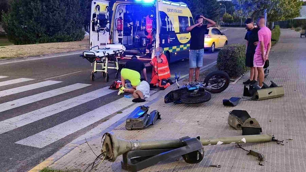 Un joven de 20 años, en la UCI tras chocar brutalmente con su moto contra un semáforo en Burlada