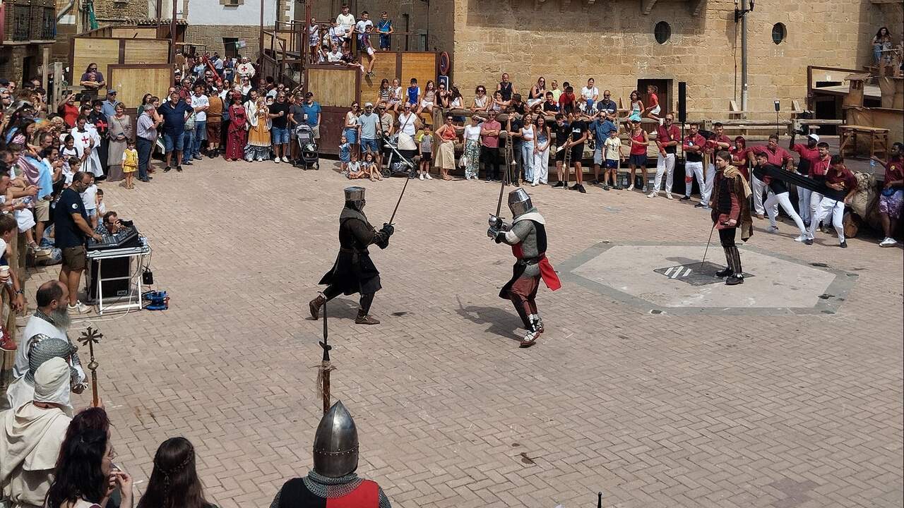 El viaje medieval que llenará un pueblo de Navarra de caballeros, mercado y un popular reparto de cerdo asado
