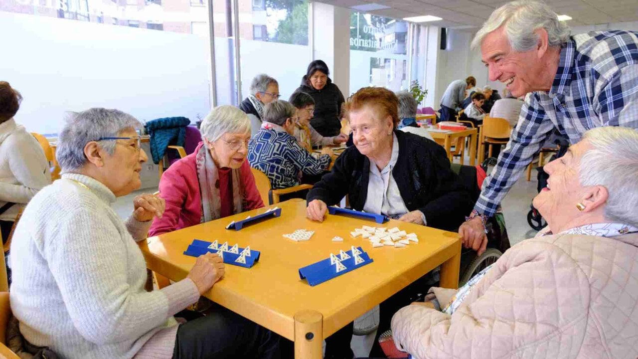 Pamplona refuerza la vida comunitaria de más de 2.300 mayores en cinco barrios de la ciudad