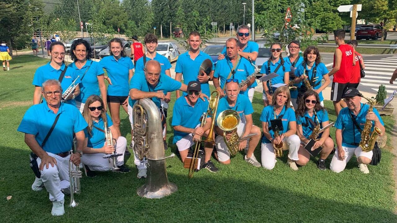 La charanga navarra que llena de alegría las fiestas de los pueblos: “Compaginamos el verano y la música”