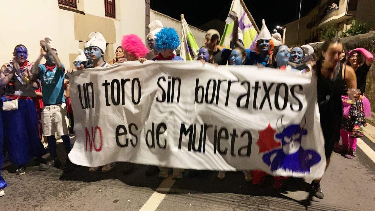 Un grupo de j&oacute;venes sostiene una pancarta en fiestas de Murieta. Navarra.com