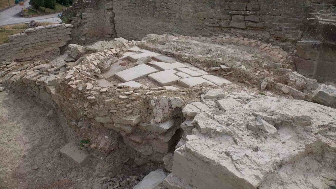 Hallazgo histórico en el Castillo de Tiebas: descubren un gran horno medieval y un canal subterráneo de 21 metros