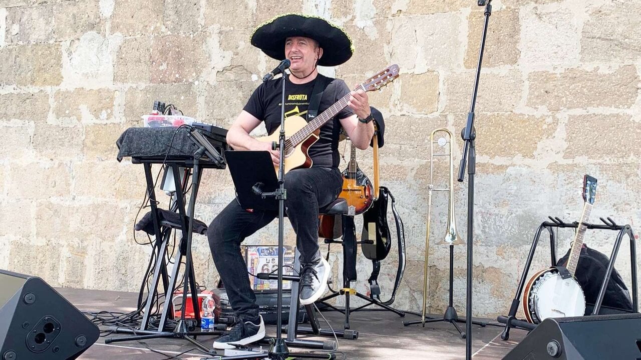 El profesor de conservatorio que en verano se convierte en hombre orquesta por los pueblos de Navarra