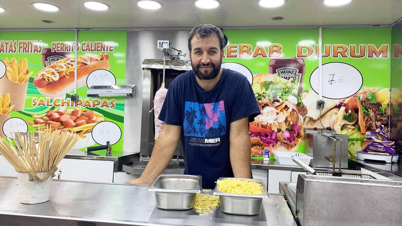Fernando, el portugués que se gana la vida vendiendo comida por las fiestas de los pueblos de Navarra