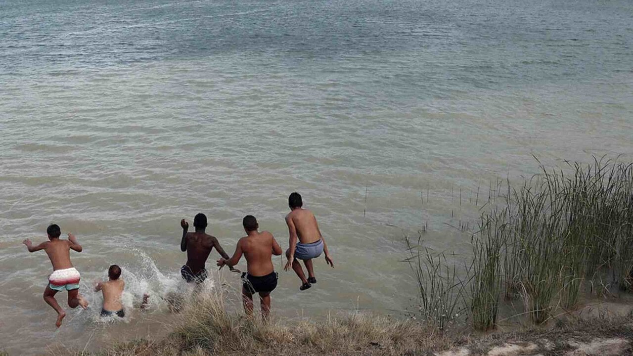 Trasladan en estado crítico al hospital a dos jóvenes rescatados inconscientes en la balsa de La Morea