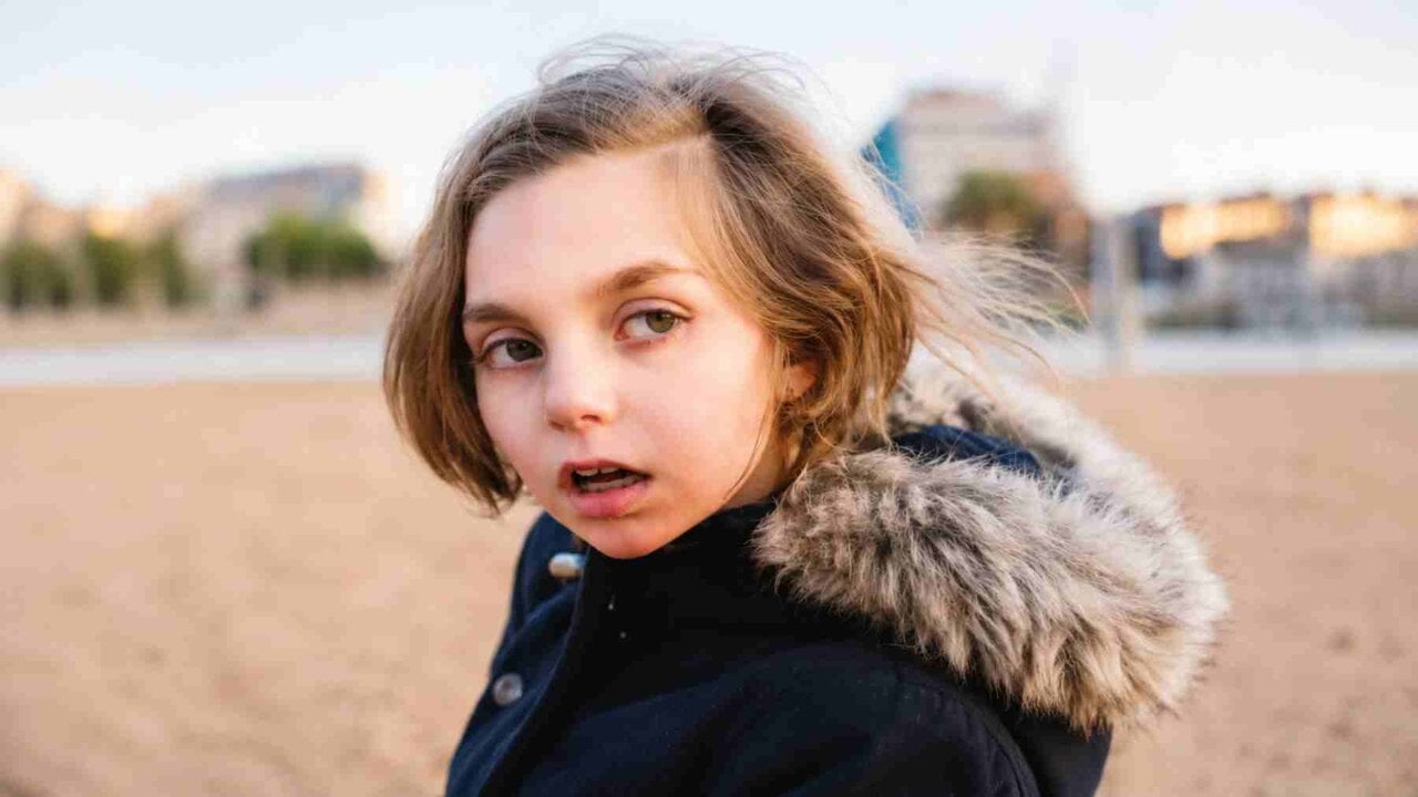 Nora, la niña con una enfermedad ultrarrara que necesita una furgoneta para acudir a terapia
