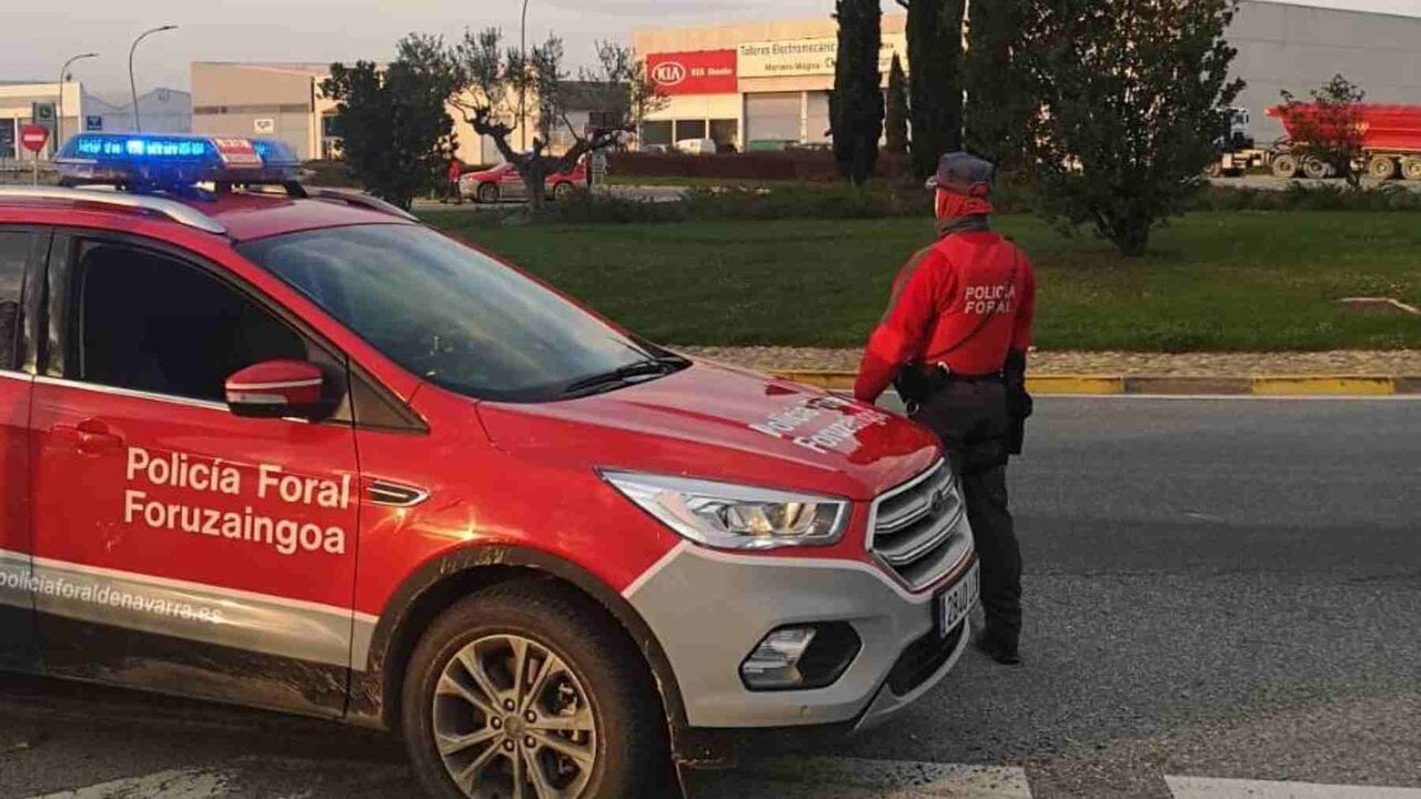 Nueve personas en un coche para cinco: la policía inmoviliza un coche en la autopista de Navarra y le caen seis denuncias
