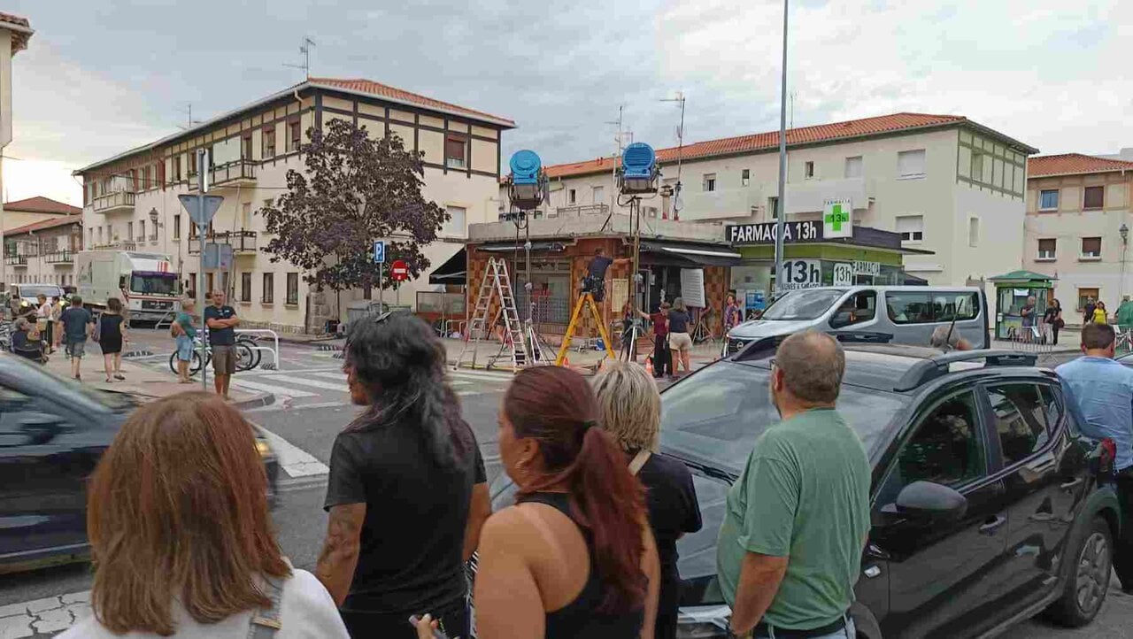 Curioso contemplando el rodaje de la película Narcopiso en Pamplona. NAVARRA.COM
