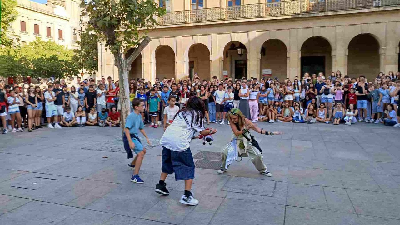J&oacute;venes y adolescentes "farmeando aura" en la Plaza del Castillo de Pamplona. NAVARRA.COM