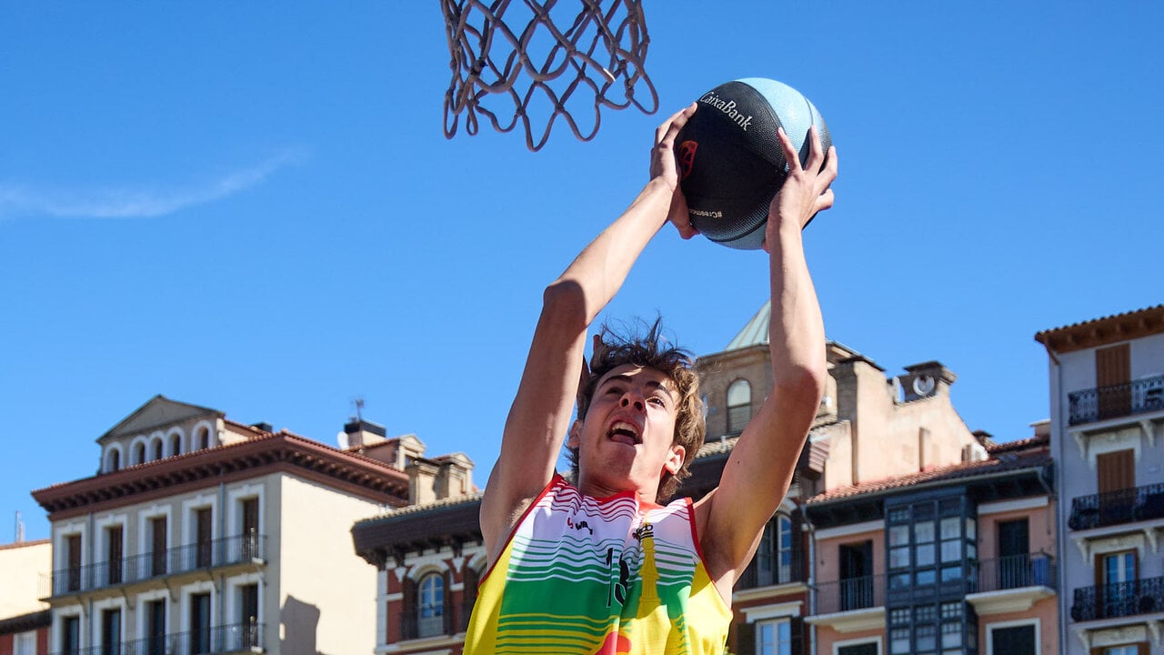 Circuito 3x3 CaixaBank de baloncesto en la Plaza del Castillo de Pamplona. I&Ntilde;IGO ALZUGARAY