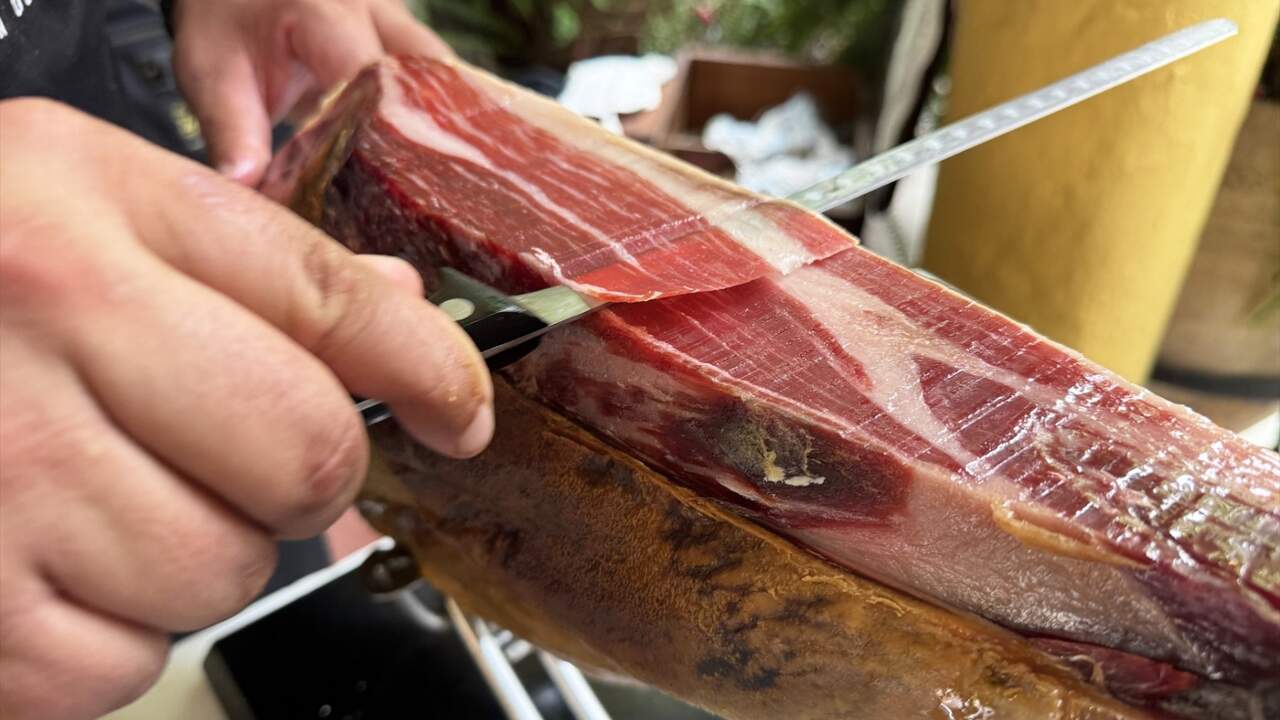 El pueblo de Navarra de solo 360 habitantes que produce hasta un millón de jamones y paletas al año