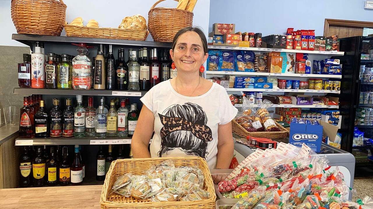 Yasmina, la navarra que abre una tienda en su pueblo de 500 habitantes: “La experiencia es genial”