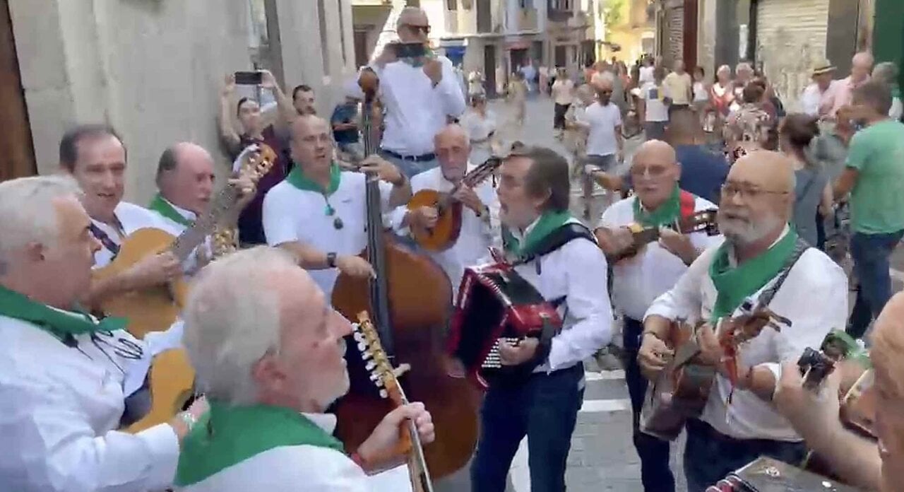 Imagen de la Cofrad&iacute;a de San Saturnino cantando a la Virgen del Camino. CEDIDA
