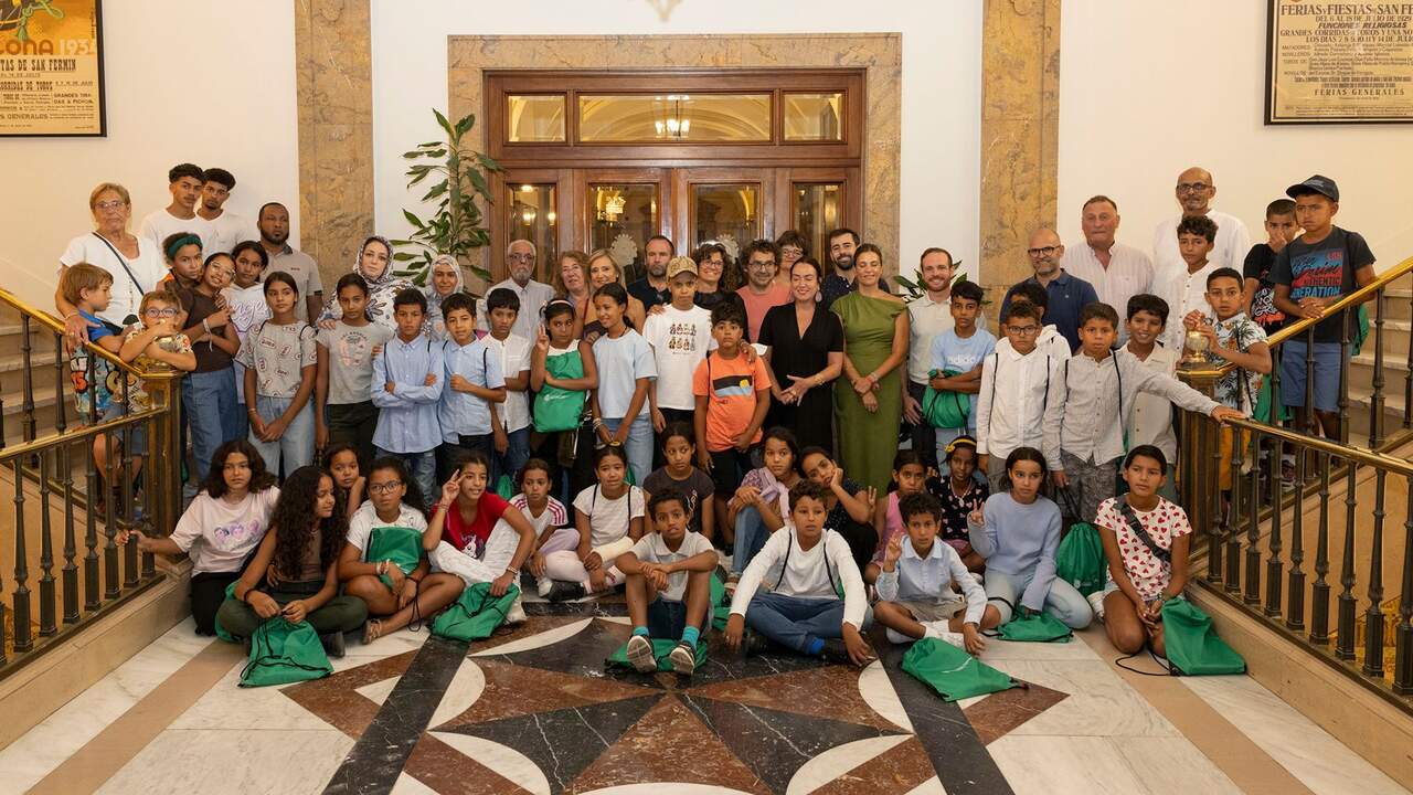 La visita que se repite cada verano en Pamplona: niños saharauis conocen la Casa Consistorial durante su estancia en Navarra